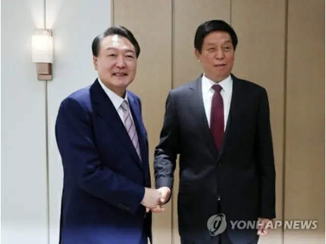 尹大統領（左）と栗戦書氏（大統領室通信写真記者団）＝１６日、ソウル（聯合ニュース）