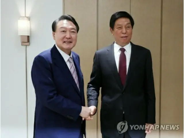 尹大統領（左）と栗戦書氏（大統領室通信写真記者団）＝１６日、ソウル（聯合ニュース）