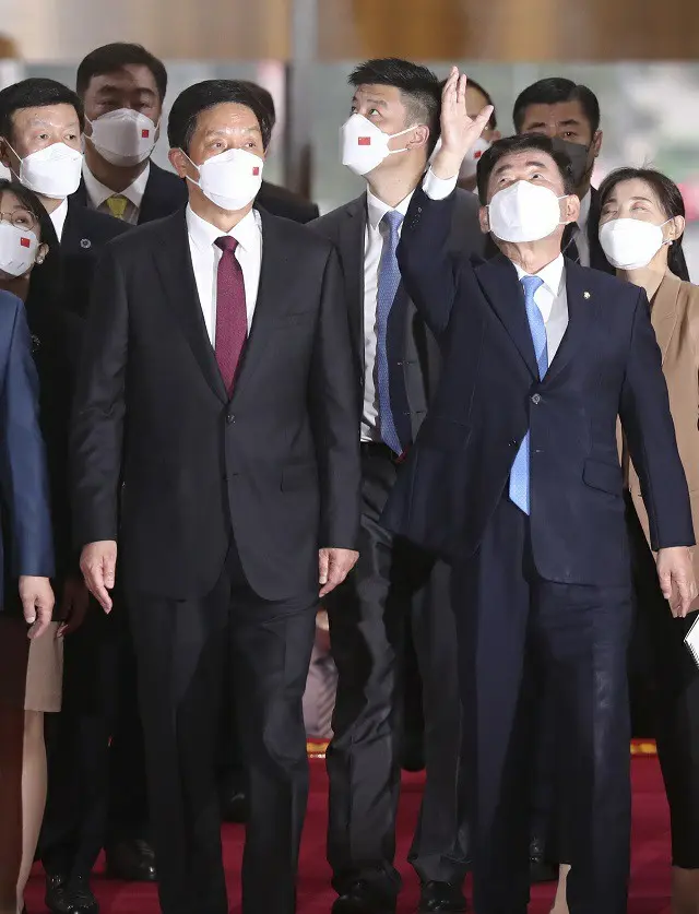 韓国の金振杓国会議長（右）は16日、訪韓した全人代の栗戦書常務委員長と面談した（画像提供:wowkorea）