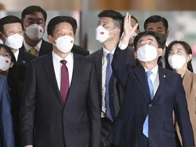 韓国の金振杓国会議長（右）は16日、訪韓した全人代の栗戦書常務委員長と面談した（画像提供:wowkorea）