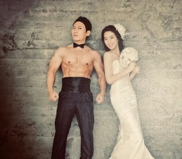 結婚10周年を迎えたタレントのイ・サンユン、一風変わったウェディングフォトが話題…どうして筋肉なの？（画像提供:wowkorea）