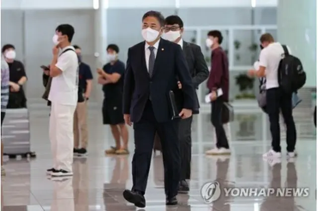 仁川空港内を移動する朴振・外交部長官＝１８日、仁川（聯合ニュース）