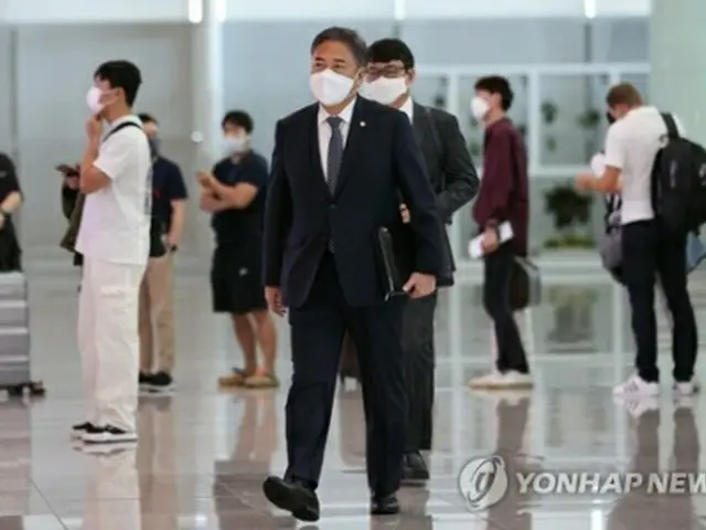 仁川空港内を移動する朴振・外交部長官＝１８日、仁川（聯合ニュース）