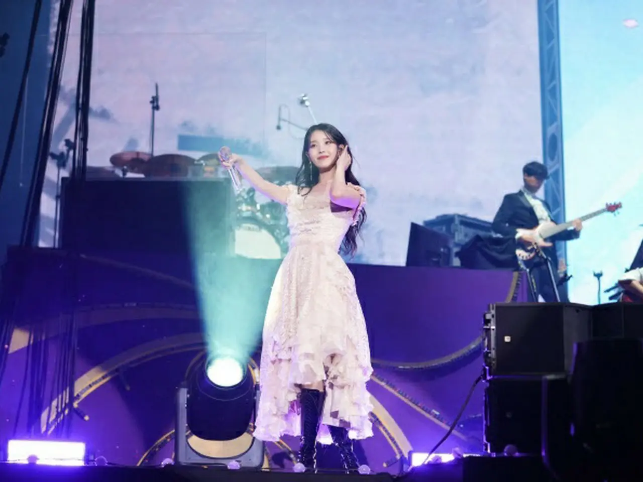 初の蚕室メインスタジアムでのコンサート、IU「空がきれいでうれしい」 | wowKorea（ワウコリア）