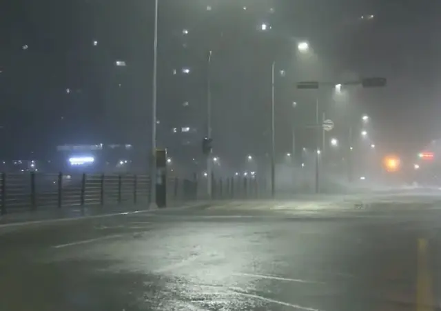 19日の夜、強風と大雨に見舞われている釜山・海雲台の様子（画像提供:wowkorea）