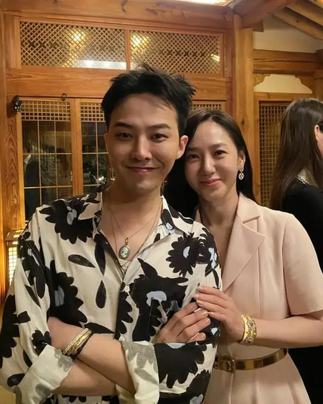 G-DRAGON（BIGBANG）の隣に立つ美女は誰かと思ったら？…16歳年上のあの女優？（画像提供:wowkorea）