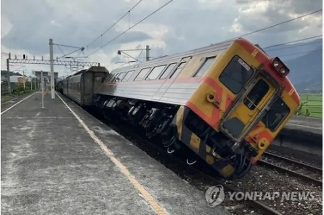 地震で脱線した列車（台湾鉄路管理局提供）＝（聯合ニュース）≪転載・転用禁止≫