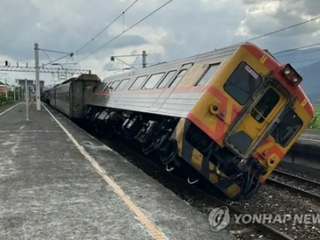地震で脱線した列車（台湾鉄路管理局提供）＝（聯合ニュース）≪転載・転用禁止≫