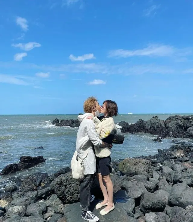 歌手のヒョナがDAWN（イドン）とのキス写真を公開した（画像提供:wowkorea）