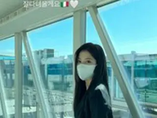 サナ（TWICE）、380万ウォンのプラダバックを持ってイタリア行き…後ろ姿まで別格
