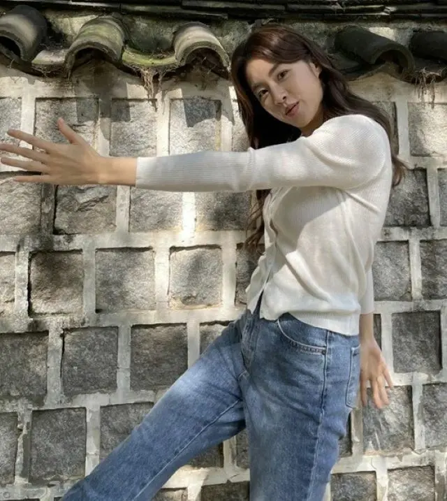 “昨年長女出産”女優カン・ソラ、漢方医の夫が撮ってくれたの？自然体スマイルがまぶしいお出かけショット（画像提供:wowkorea）
