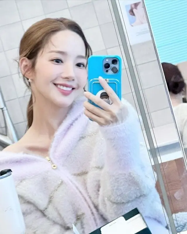 女優パク・ミニョン、21日に新ドラマ「月水金火木土」初放送…美しいほほ笑みで第1話視聴を呼びかけ（画像提供:wowkorea）