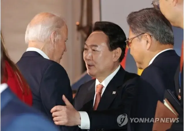 感染症対策のための資金調達について協議する会合で言葉を交わす尹大統領（右）とバイデン大統領＝21日、ニューヨーク（聯合ニュース）