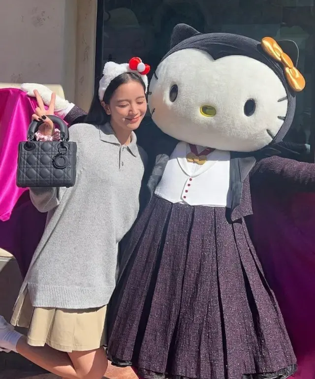 「BLACKPINK」JISOO、700万ウォンのバッグを持って遊園地で記念ショット！（画像提供:wowkorea）