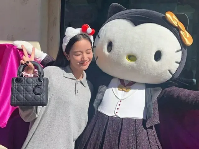 「BLACKPINK」JISOO、700万ウォンのバッグを持って遊園地で記念ショット！（画像提供:wowkorea）