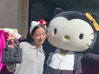 「BLACKPINK」JISOO、700万ウォンのバッグを持って遊園地で記念ショット！