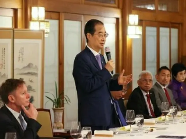 アジア太平洋１３カ国の駐韓大使との昼食会で発言する韓国の韓首相（国務総理室提供）＝（聯合ニュース）≪転載・転用禁止≫