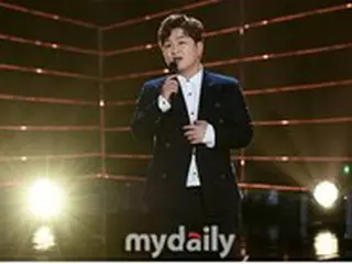 歌手ホ・ガク、大学での公演中に酔っぱらいがステージ乱入…マイクを奪われる
