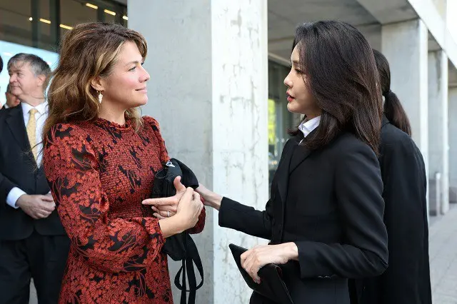 韓国の金建希夫人とカナダのトルドー首相夫人がカナダ国立博物館で観覧した後、対話している様子（画像提供:wowkorea）