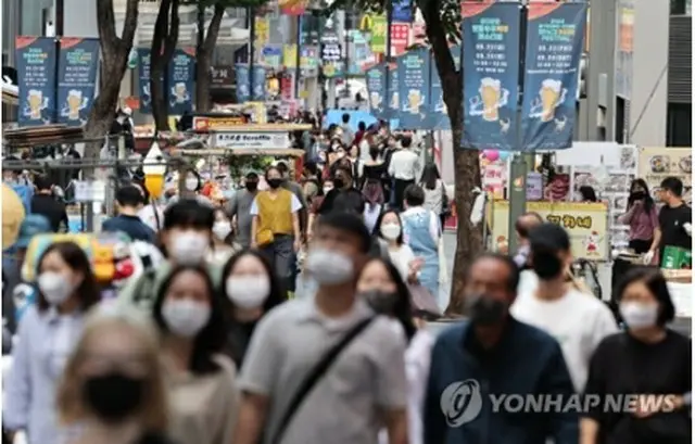 ソウルの繁華街・明洞でマスクをして歩く人たち（資料写真）＝（聯合ニュース）
