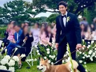 俳優イ・ギウ、野外結婚式の様子を公開…タキシード姿で愛犬と入場