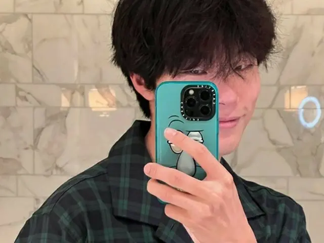 俳優リュ・ジュンヨル、恋人ヘリのお陰でセルカで笑顔（画像提供:wowkorea）