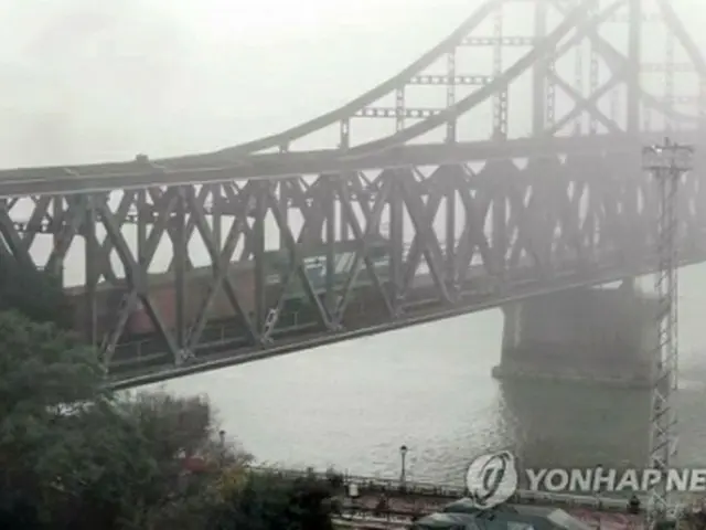 中国・丹東から北朝鮮・新義州に向かう貨物列車＝26日、丹東（聯合ニュース）