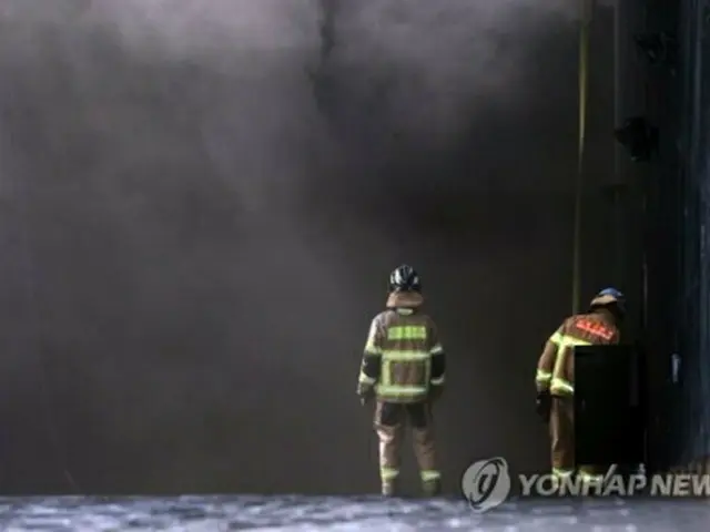 火元と見られる地下から上がる有毒ガス＝２６日、大田（聯合ニュース）