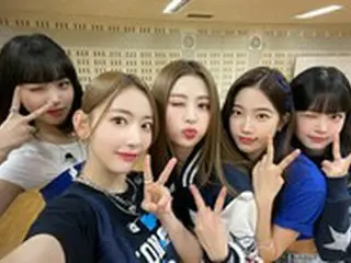 「LE SSERAFIM」、全身ブルーコーデで学園祭に参加…アイドルオーラ爆発