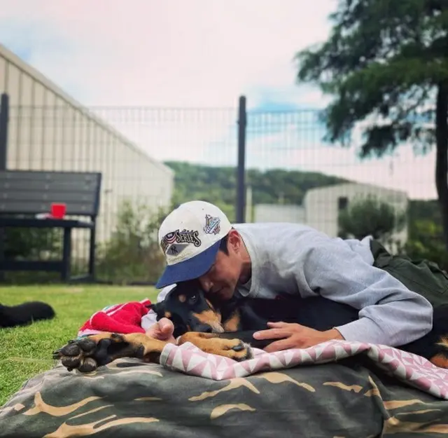 俳優ペ・ジョンナム、ヘルニア手術をした愛犬のリハビリ近況を伝える（画像提供:wowkorea）