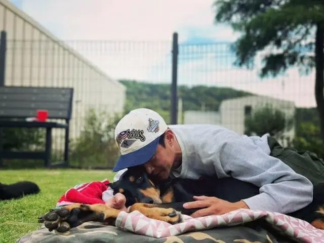 俳優ペ・ジョンナム、ヘルニア手術をした愛犬のリハビリ近況を伝える（画像提供:wowkorea）