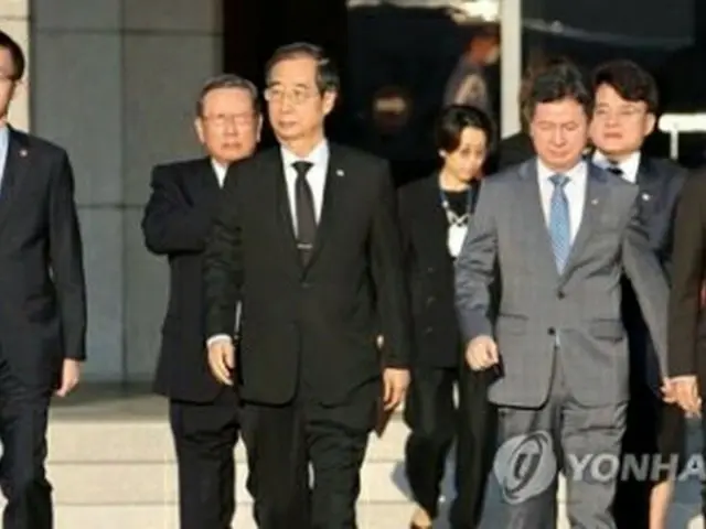 安倍元首相の国葬に出席するため、ソウル空港（軍用空港）を出発する韓国の韓首相（中央左）ら＝27日、城南（聯合ニュース）