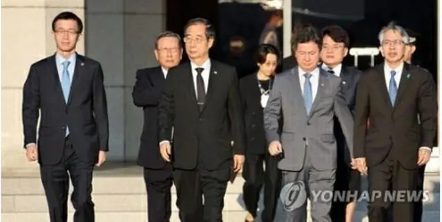 安倍元首相の国葬に出席するため、ソウル空港（軍用空港）を出発する韓首相（中央左）ら＝２７日、城南（聯合ニュース）
