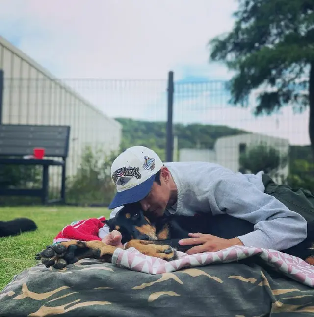 俳優ペ・ジョンナム、リハビリ中の愛犬抱きしめ「僕の娘、愛してる」（画像提供:wowkorea）