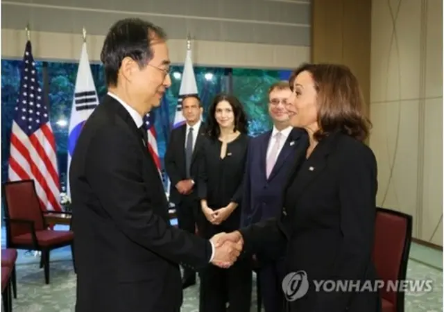 会談で握手を交わす韓国の韓悳洙首相（左）と米国のハリス副大統領（国務総理室提供）＝２７日、東京（聯合ニュース）≪転載・転用禁止≫