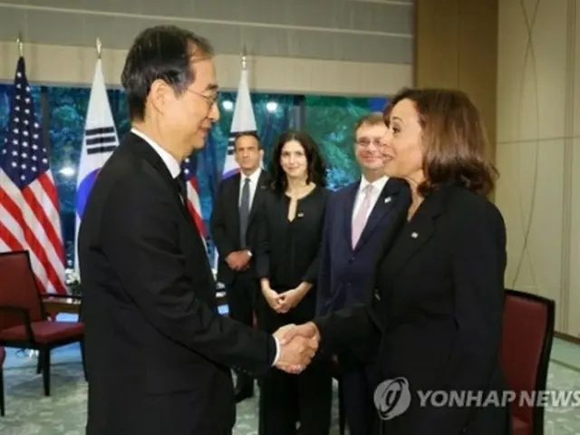 会談で握手を交わす韓国の韓悳洙首相（左）と米国のハリス副大統領（国務総理室提供）＝２７日、東京（聯合ニュース）≪転載・転用禁止≫