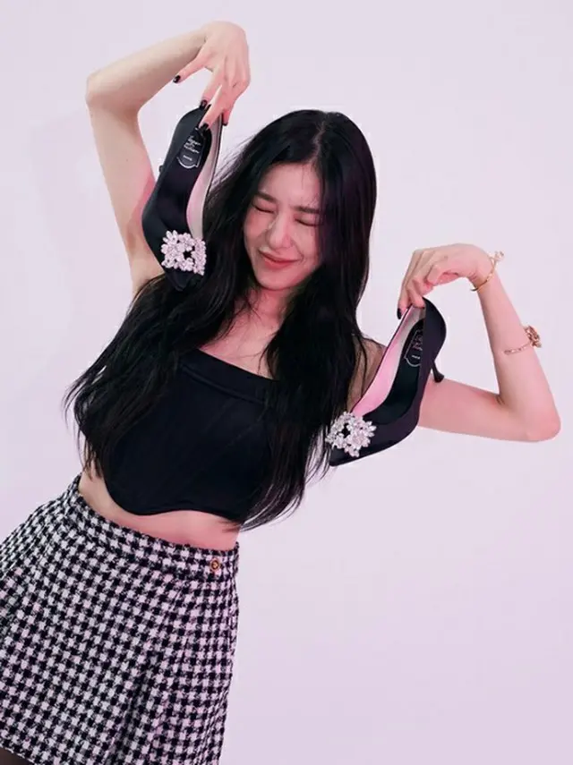 ティファニー（少女時代）、脚線美自慢をそうやるの？…ストッキング姿で寝そべり伸ばした長い脚が“キラリ”（画像提供:wowkorea）