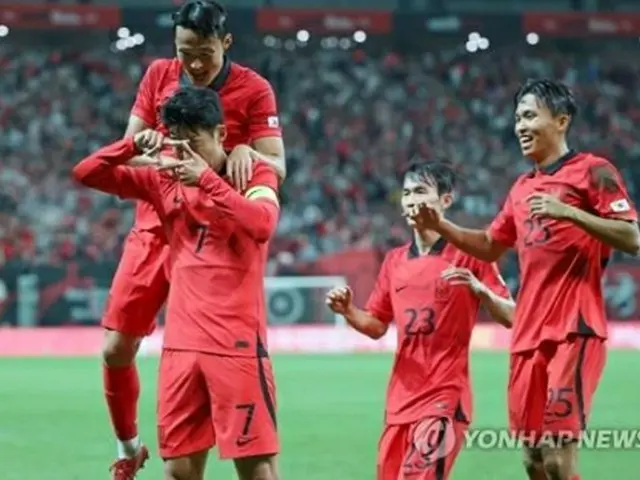 孫興ミン（左手前）のゴールを喜ぶ選手ら＝２７日、ソウル（聯合ニュース）