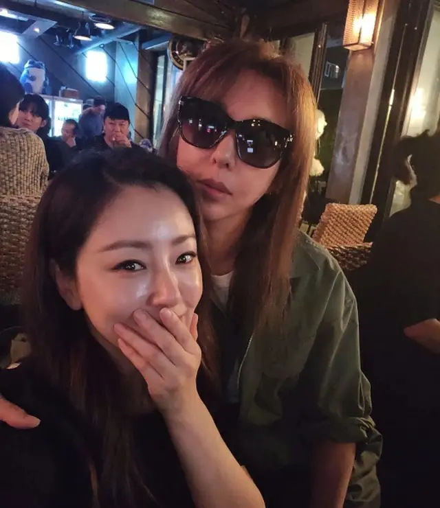 女優オ・ナラ、憧れのレジェンド歌手に出会う…喜ぶ姿を公開（画像提供:wowkorea）