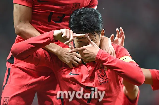 「SONNYセルカ撮ろうぜ」韓国代表との試合終えたカメルーン選手、ソン・フンミンと交流（画像提供:wowkorea）