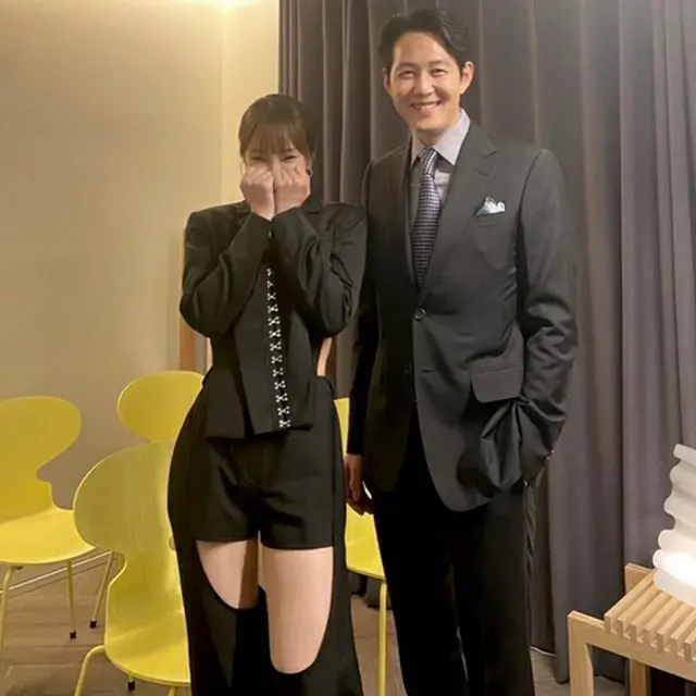 歌手Heize、有名俳優イ・ジョンジェの横で「完全にファン」な姿を披露（画像提供:wowkorea）
