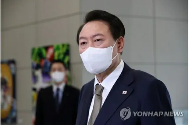 大統領室庁舎に出勤した尹大統領（大統領室通信写真記者団）＝29日、ソウル（聯合ニュース）