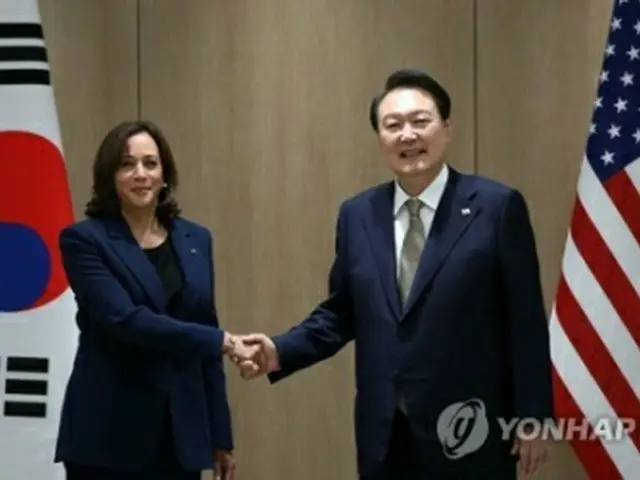 会談前、握手を交わす尹大統領(右)とハリス副大統領(大統領室通信写真記者団)=29日、ソウル(聯合ニュース)