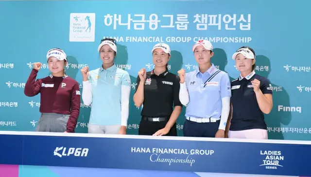 記者会見でポーズを取る出場選手たち（画像提供:wowkorea）