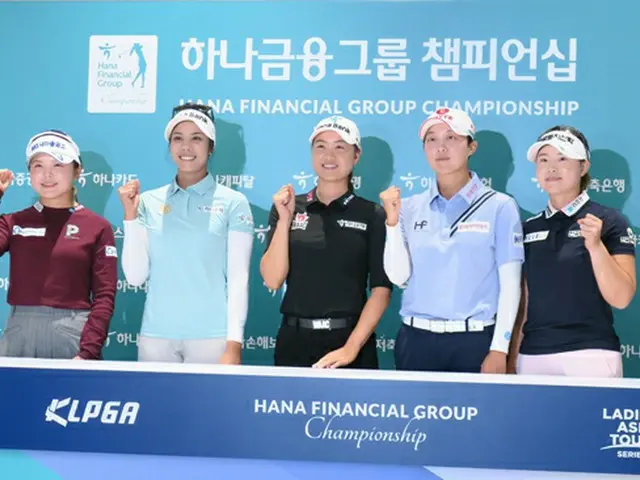 記者会見でポーズを取る出場選手たち（画像提供:wowkorea）