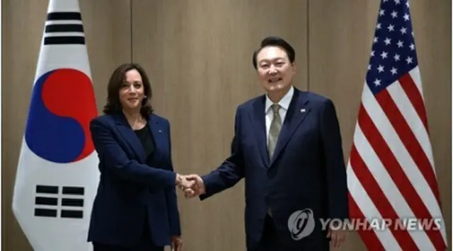 会談前、握手を交わす尹大統領（右）とハリス副大統領（大統領室通信写真記者団）＝２９日、ソウル（聯合ニュース）