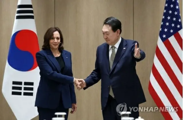 握手を交わす尹大統領（右）とハリス副大統領（大統領室通信写真記者団）＝２９日、ソウル（聯合ニュース）