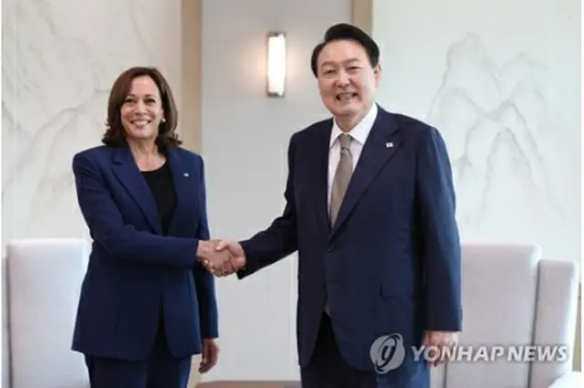 会談前、握手を交わす尹大統領（右）とハリス副大統領（大統領室提供）＝２９日、ソウル（聯合ニュース）≪転載・転用禁止≫