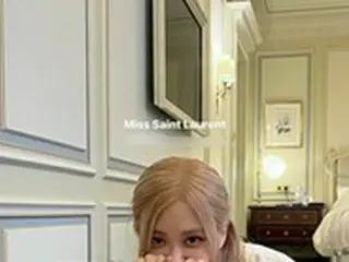 ROSE（BLACKPINK）、ブランドのショッピングバッグに入りラブリーな魅力