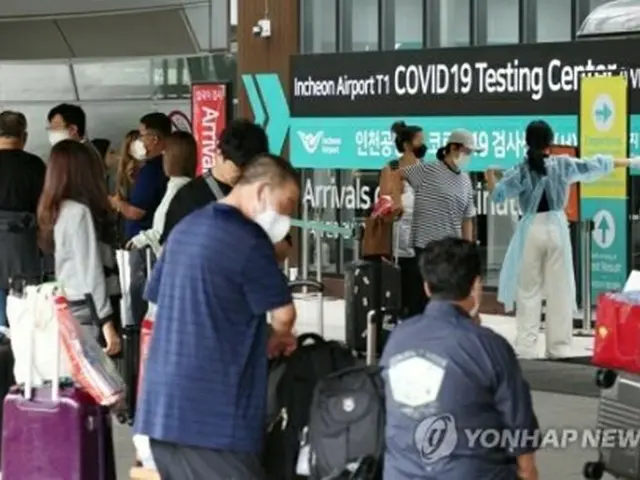 混み合う空港内の新型コロナ検査所（資料写真）＝（聯合ニュース）